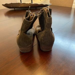 Dolce Vita ankle boots suede green